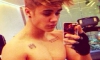 Justin Bieber dedica a sus críticos una foto sin camisa