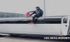 VIDEO – El Mayor encaramao en una Hummer Limusina en su nueva llegada USA!!!