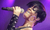 (VIDEO) Rihanna le pega el microfono a uno de sus fans